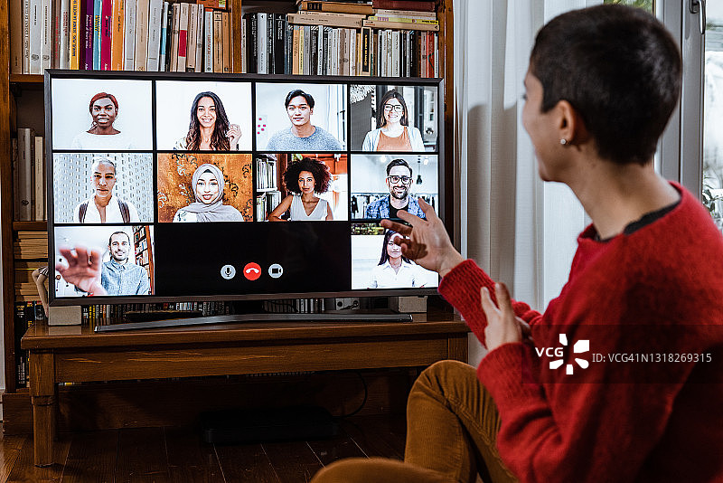 在视频会议中，设备屏幕前的妇女图片素材