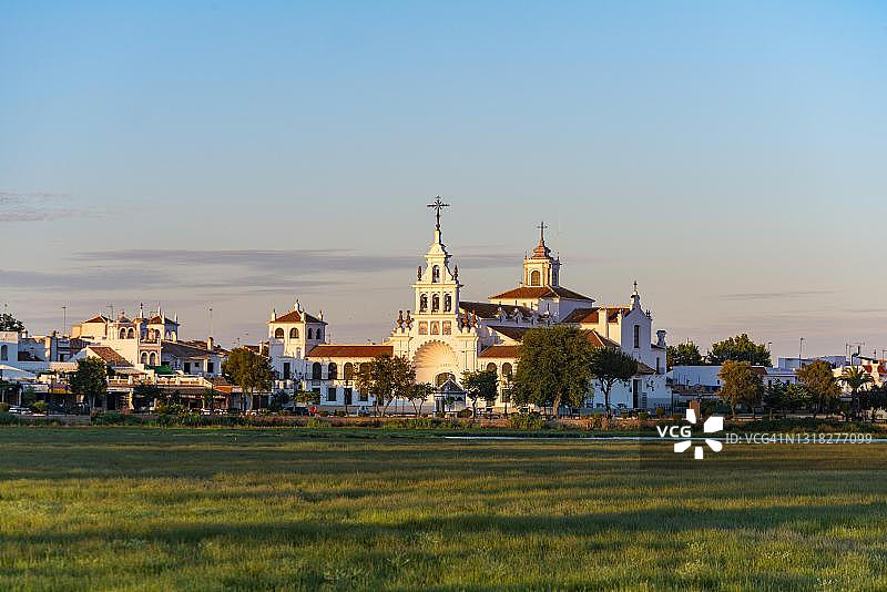 西班牙安达卢西亚韦尔瓦省阿尔蒙特埃尔罗西奥村及埃尔罗西奥教堂夜景图片素材