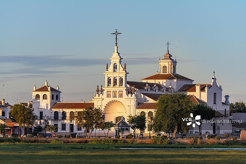 埃尔罗西奥隐修院，黄昏下的埃尔米塔德尔罗西奥隐修院，西班牙图片素材