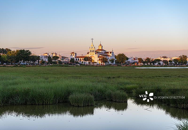 埃尔罗西奥村庄景色与小池塘，西班牙安达卢西亚图片素材