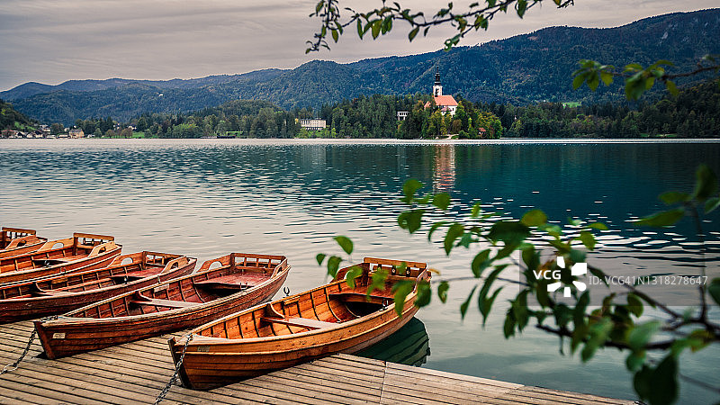 斯洛文尼亚布莱德湖的码头和教堂景色图片素材