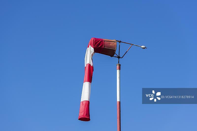 蓝天下的红白风向袋图片素材