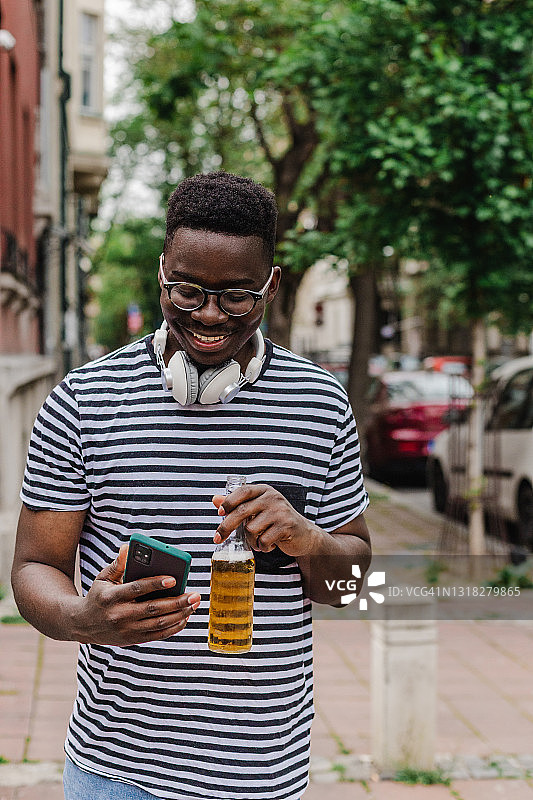 在街上行走并使用手机图片素材