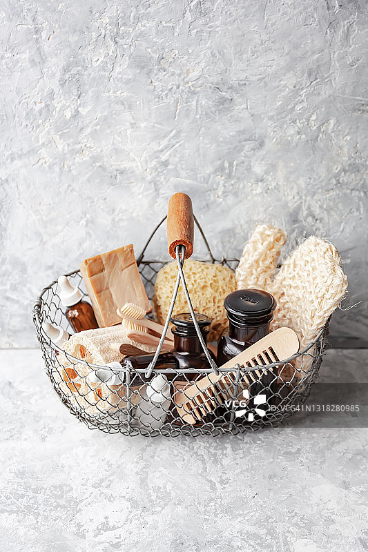 装有环保水疗护理产品的铁丝篮子，灰色混凝土背景，零浪费理念，无塑料图片素材