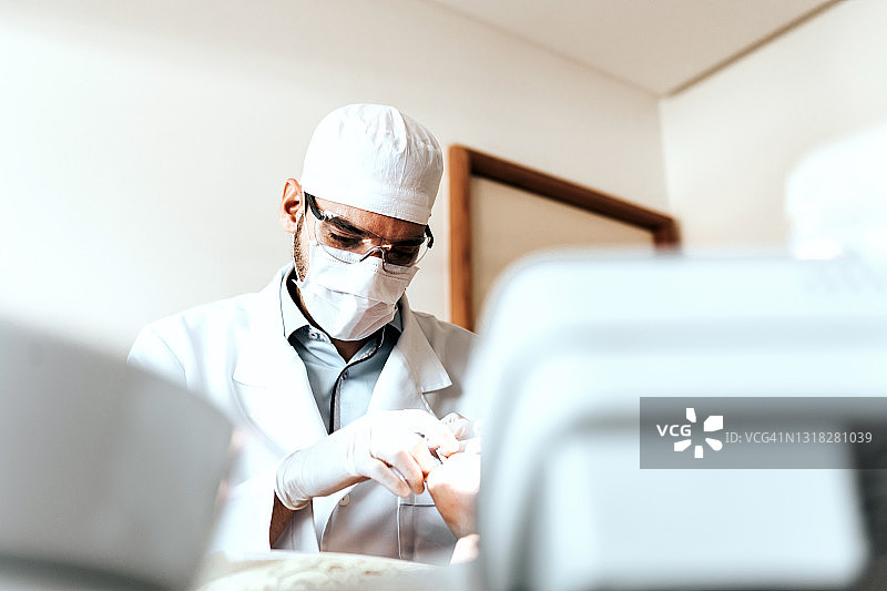 正畸医生为年轻女性进行牙齿治疗图片素材