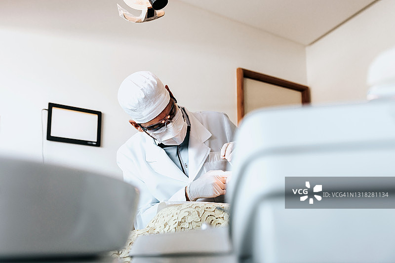 正畸医生为年轻女性进行牙齿治疗图片素材