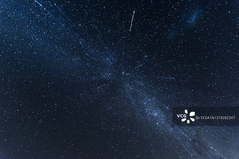 夜空中的星系爆发图片素材