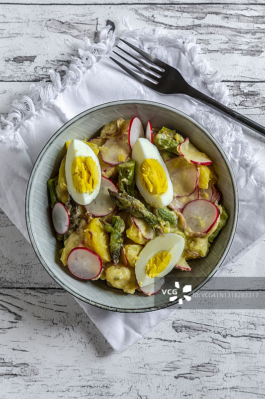 素食土豆沙拉配煮鸡蛋、绿芦笋和萝卜图片素材