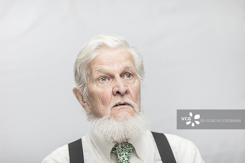 望向远方忧心忡忡的老年男人的портрет图片素材