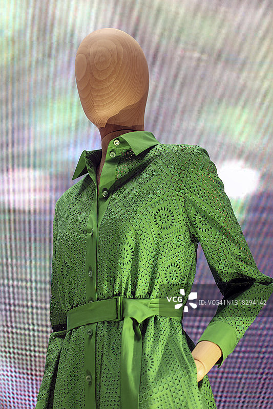 穿着绿色镂空布连衣裙的女人体模特图片素材