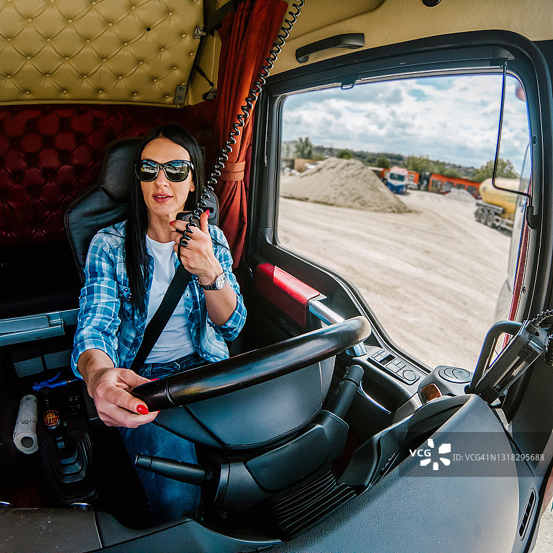 专业女卡车司机使用CB电台图片素材