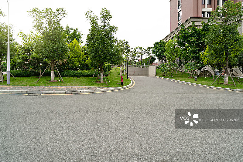 通往地下停车场的沥青路图片素材