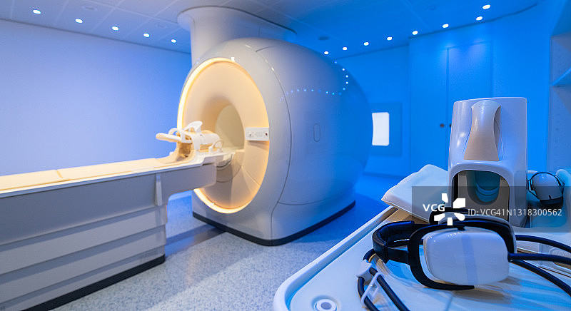 医院现代核磁共振扫描室的氛围照片图片素材