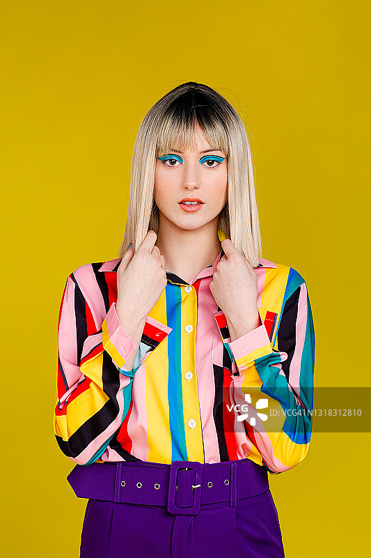 身穿彩色服装的时尚年轻女人图片素材