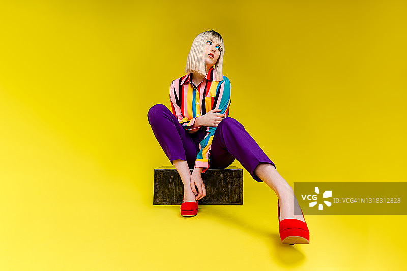 身穿彩色服装的时尚年轻女人图片素材