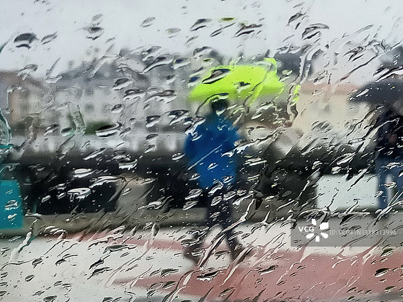 雨中的人图片素材