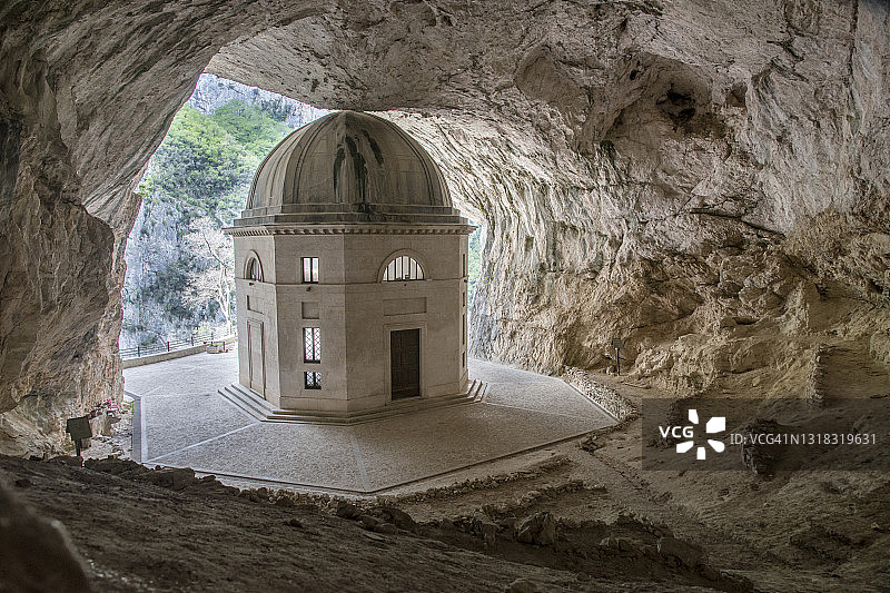 从洞穴内部看到的根加的瓦拉迪埃神殿图片素材