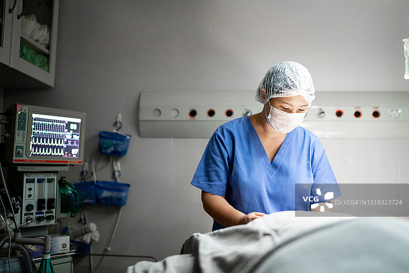 年轻医生为病人术前准备图片素材