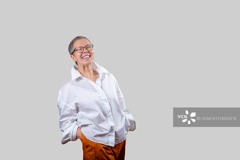 在工作室里享受生活的中年时尚女性图片素材