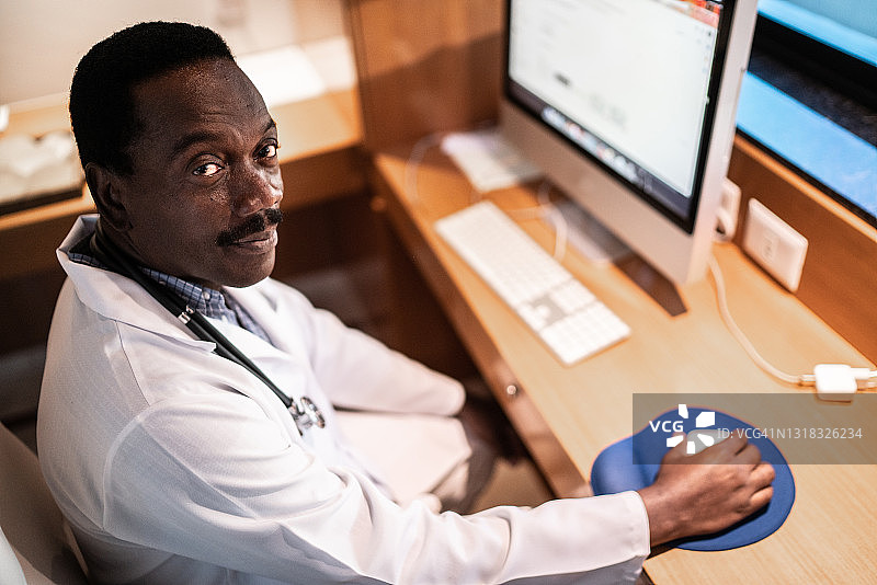 在医院用电脑工作的中年医生肖像图片素材