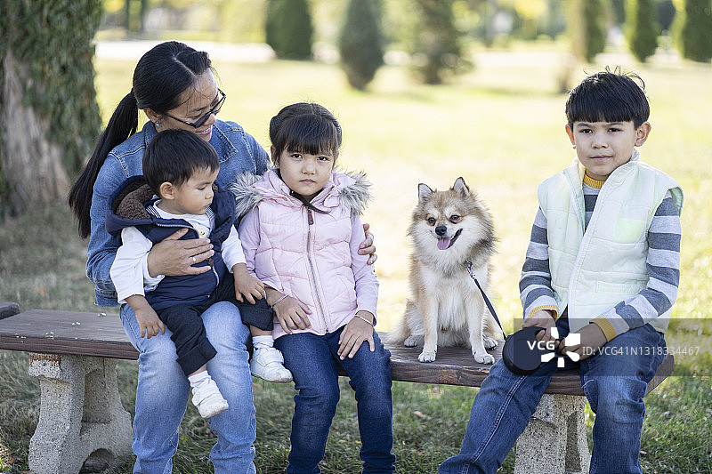 和狗一起坐在长椅上图片素材