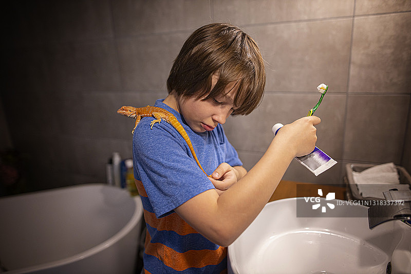 睡前或饭后刷牙时间图片素材