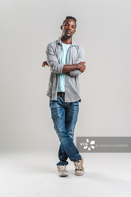 在工作室摆姿势的中年黑人男性图片素材