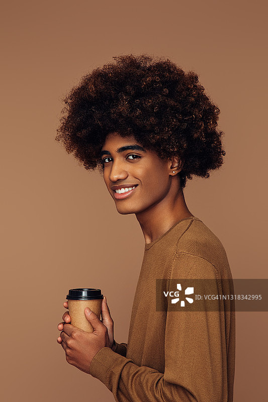 手持咖啡的非裔美国男子图片素材