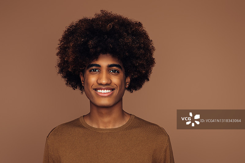 情绪化的非裔美国男人与非洲发型图片素材