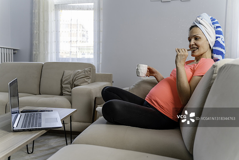 孕妇吃巧克力图片素材