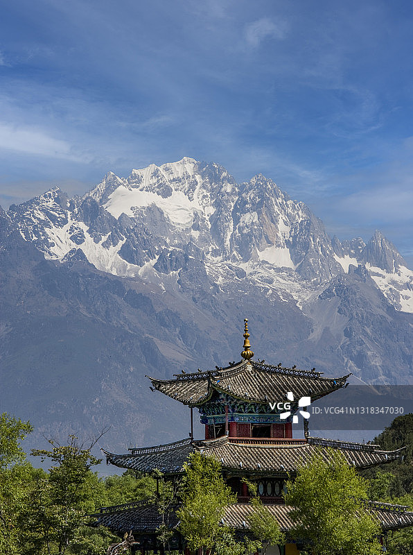 中国寺庙与雪山图片素材