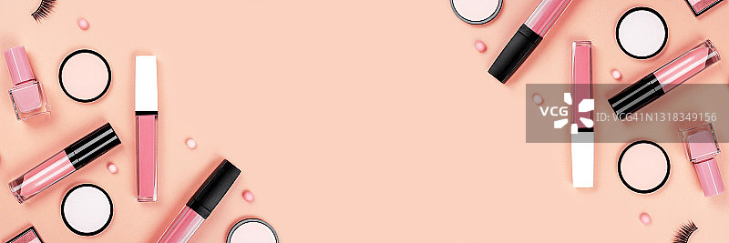 化妆品配件米棕色背景banner：护肤美妆产品，眼影腮红指甲油等图片素材