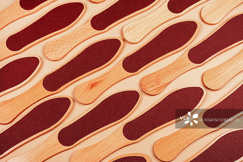 米色背景上的木制修脚锉套装：时尚图案身体护理图片素材