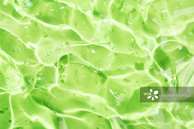 透明绿色液体保湿精华，含玻尿酸抗菌芦荟气泡，护肤美容产品图片素材