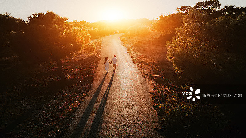 情侣手牵手在日落时散步图片素材