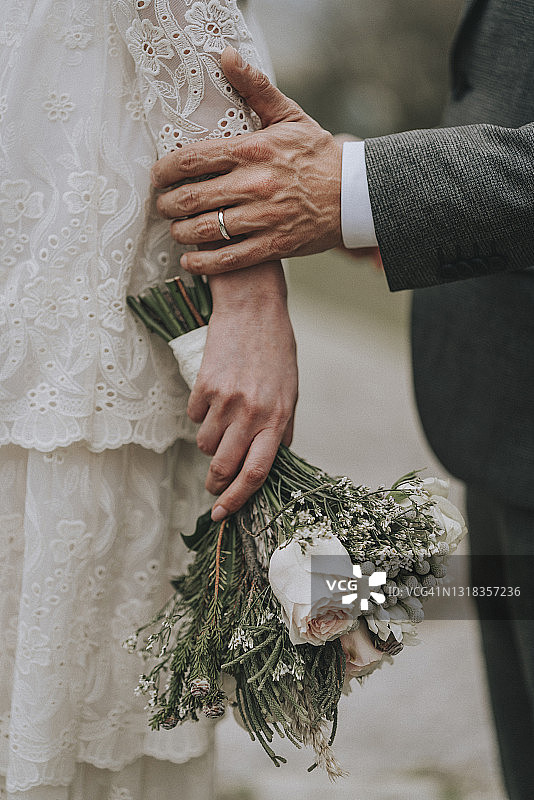 情侣手牵手特写图片素材