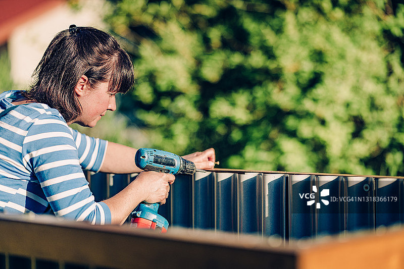 正在建造高架花坛的女人图片素材