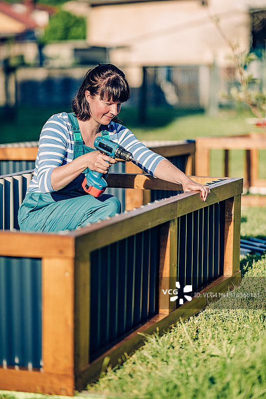 正在建造高架花坛的女人图片素材