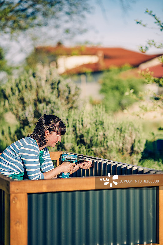 正在建造高架花坛的女人图片素材