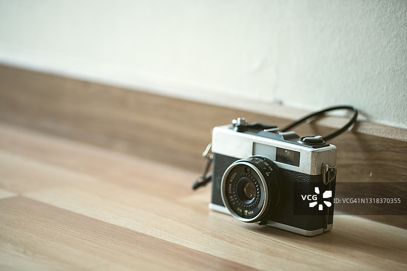木地板上的复古旧相机胶片相机图片素材