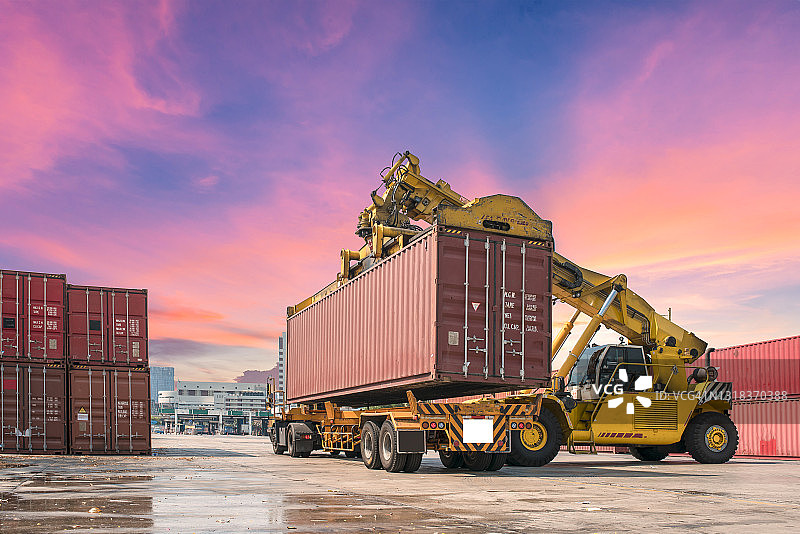 叉车搬运集装箱装车运输图片素材
