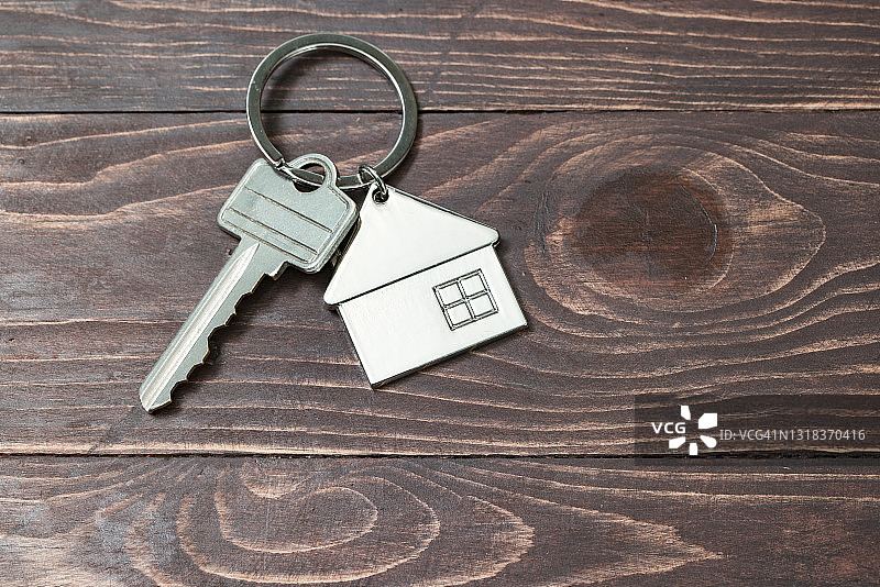 带银色钥匙的房屋标志（复古木质背景）图片素材