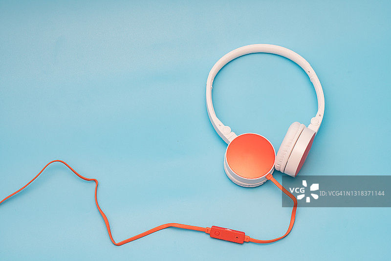 蓝色背景上的耳机图片素材