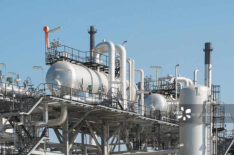 炼油设备工业区：炼油厂工业管道特写，大型炼油厂的带阀门石油管道细节图片素材