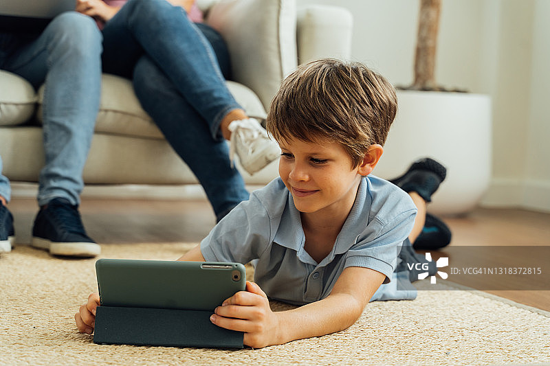 男孩使用平板电脑图片素材