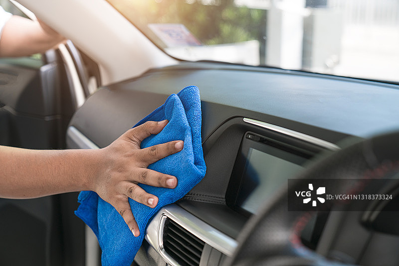 汽车中控台清洁养护用品和清洁方法图片素材