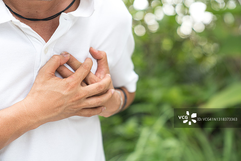 男子突发心脏病图片素材