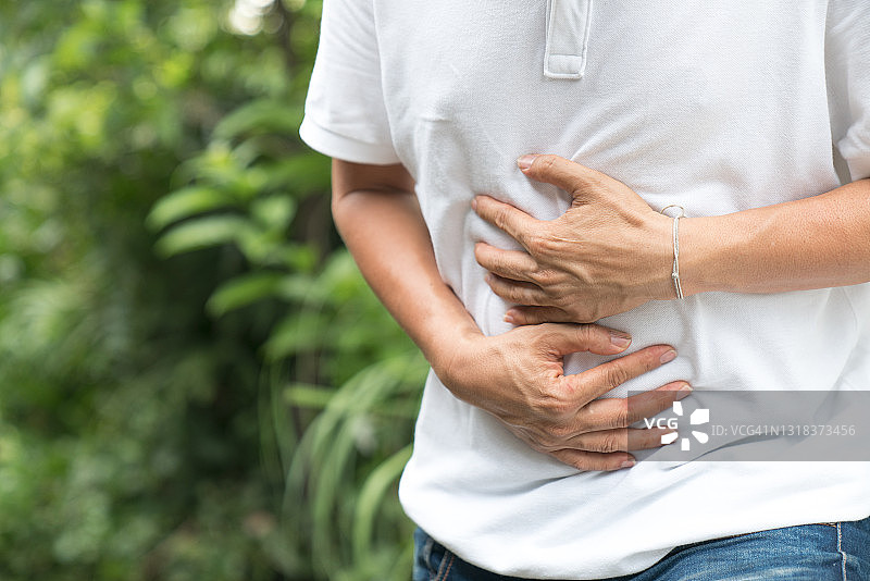 青年肚子疼，心脏病发作的概念图片素材