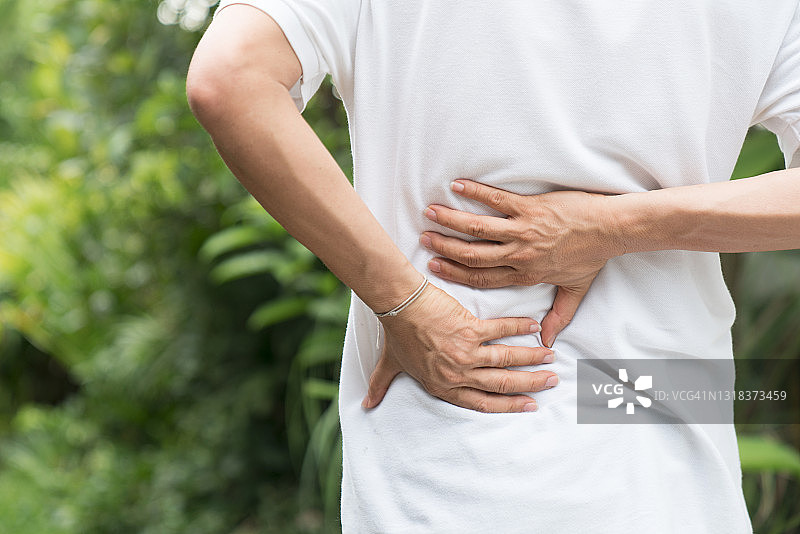 运动损伤：背痛的男人图片素材