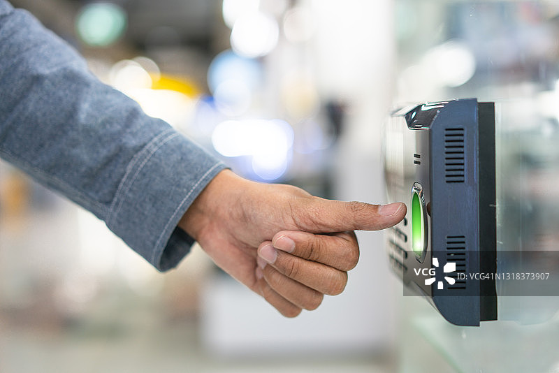 员工扫描指纹记录工作时间图片素材